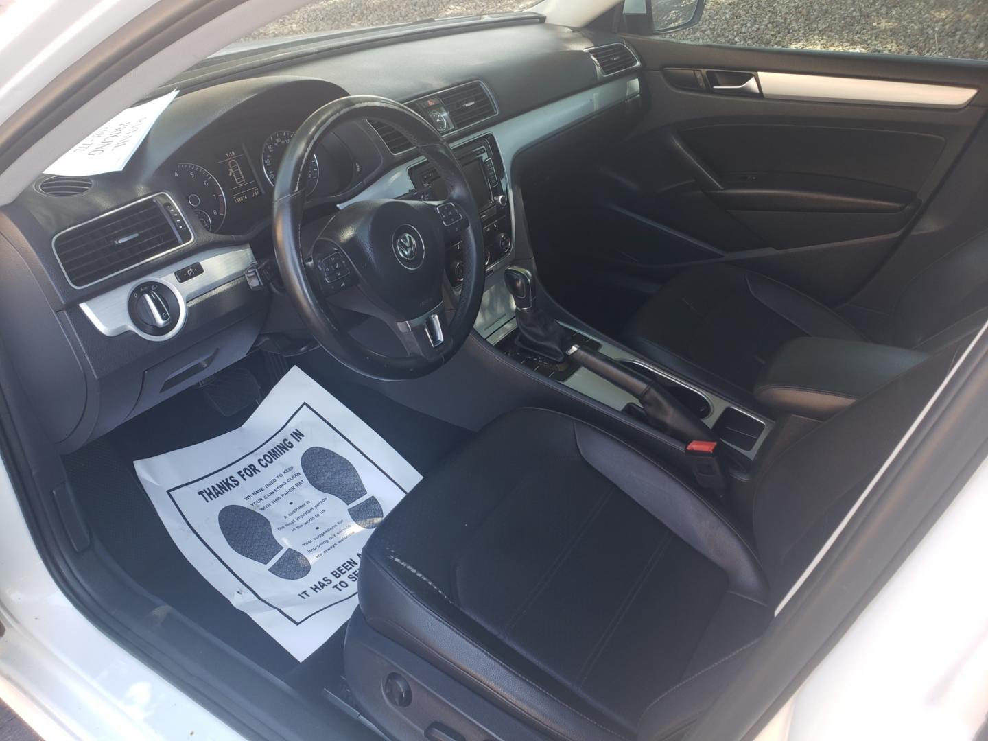 2013 WHITE /gray and black Volkswagen Passat se (1VWBP7A31DC) with an 2.5 l5 engine, 6-Speed Automatic transmission, located at 323 E Dunlap Ave., Phoenix, AZ, 85020, (602) 331-9000, 33.567677, -112.069000 - 2013 Volkswagen Passat SE,........ EXCELLENT condition,......A Real Must See!!.... No accidents, Ice cold ac, Touch Screen Stereo/CD Player, Satellite compatible, Bluetooth, Phone sync, Clean Black and Gray interior with Black Leather seats in near perfect condition, power windows, power door locks, - Photo#9